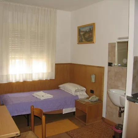 Oasi Hotel *